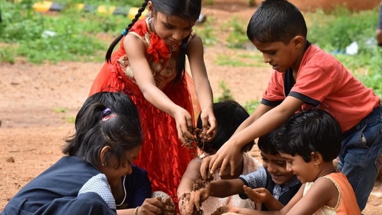 ಕರ್ನಾಟಕದಲ್ಲಿ ಮಕ್ಕಳ ಸಮಗ್ರ ಅಭಿವೃದ್ದಿಗೆ ಹಲವಾರಿ ಯೋಜನೆಗಳನ್ನು ರೂಪಿಸಲಾಗಿದೆ. ಕರ್ನಾಟಕದಲ್ಲಿ ಮಕ್ಕಳ ಸಮಗ್ರ ಅಭಿವೃದ್ದಿಗೆ ಹಲವಾರಿ ಯೋಜನೆಗಳನ್ನು ರೂಪಿಸಲಾಗಿದೆ.