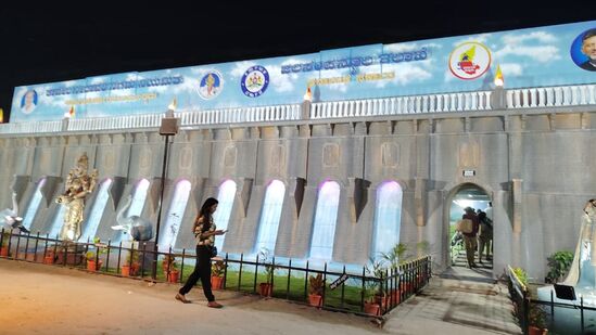 ಮೈಸೂರಿನಲ್ಲಿರುವ ಕರ್ನಾಟಕ ವಸ್ತು ಪ್ರದರ್ಶನ ಪ್ರಾಧಿಕಾರವು ದಸರಾ ವಸ್ತುಪ್ರದರ್ಶನವನ್ನು ಆಯೋಜಿಸಿದ್ದು ಇದರಲ್ಲಿ ಕಾವೇರಿ ನೀರಾವರಿನಿಗಮದ ಮಳಿಗೆ ಗಮನ ಸೆಳೆಯುತ್ತಿದೆ.