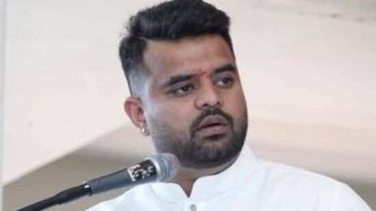ಹಾಸನ ಮಾಜಿ ಸಂಸದ ಪ್ರಜ್ವಲ್ ರೇವಣ್ಣ ಅವರ ಜಾಮೀನು ಅರ್ಜಿ ತಿರಸ್ಕೃತಗೊಂಡಿದೆ. ಹಾಸನ ಮಾಜಿ ಸಂಸದ ಪ್ರಜ್ವಲ್ ರೇವಣ್ಣ ಅವರ ಜಾಮೀನು ಅರ್ಜಿ ತಿರಸ್ಕೃತಗೊಂಡಿದೆ.