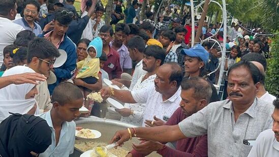 ಮಕ್ಕಳ ದಿನಾಚರಣೆ ಅಂಗವಾಗಿ ಮೈಸೂರಿನ ದಸರಾ ವಸ್ತು ಪ್ರದರ್ಶನದಲ್ಲಿ ಮಕ್ಕಳಿಗೆ ಉಪಹಾರದ ವ್ಯವಸ್ಥೆಯನ್ನು ಮಾಡಲಾಗಿತ್ತು.