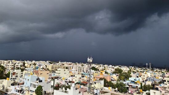 ಬೆಂಗಳೂರು ನಗರದ ಹಲವು ಭಾಗಗಳಲ್ಲಿ ಶುಕ್ರವಾರ ಸಂಜೆ ಮಳೆಯಾಗುತ್ತಿದ್ದು, ಮೋಡ ಕವಿದ ವಾತಾವರಣವಿದೆ.