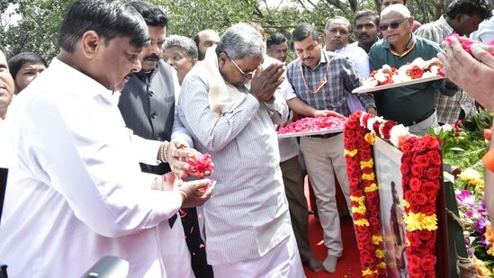 ಮುಖ್ಯಮಂತ್ರಿ ಸಿದ್ದರಾಮಯ್ಯ ಅವರು ಬೆಂಗಳೂರಿನಲ್ಲಿ ಕನದಾಸರ ಭಾವಚಿತ್ರಕ್ಕೆ ಪುಷ್ಪಾರ್ಚನೆ ಸಲ್ಲಿಸಿದರು.