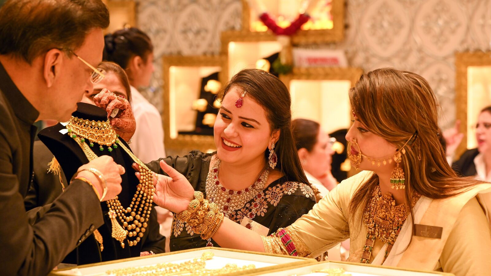 ಕರ್ನಾಟಕದಲ್ಲಿ ಇಂದಿನ ಚಿನ್ನದ ಬೆಲೆ: ಬೆಂಗಳೂರು, ಹುಬ್ಬಳ್ಳಿ, ದಾವಣಗೆರೆ, ಕಲಬುರಗಿ ಸೇರಿದಂತೆ ವಿವಿಧೆಡೆ ಇಂದು ಚಿನ್ನ ಬೆಳ್ಳಿ ರೇಟ್‌ ಎಷ್ಟು?