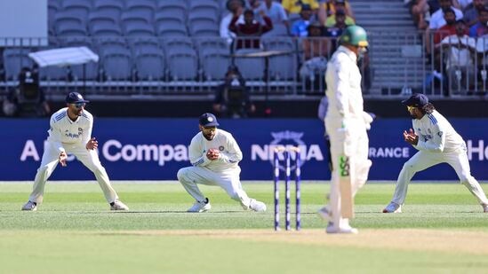 India vs Australia Test: ಬೃಹತ್ ಮೊತ್ತದ ಲೆಕ್ಕಾಚಾರ ಹೊಂದಿದ್ದ ಆಸೀಸ್​ಗೆ ಜಸ್ಪ್ರೀತ್ ಬುಮ್ರಾ ಹೀನಾಯವಾಗಿ ಕಾಡಿದರು. ಅಗ್ರ ಮತ್ತು ಮಧ್ಯಮ ಕ್ರಮಾಂಕದ ಕುಸಿತಕ್ಕೆ ಕಾರಣರಾದರು. ಉಸ್ಮಾನ್ ಖವಾಜಾ (8), ಮೆಕ್‌ಸ್ವೀನಿ (10), ಲಬುಶಾನೆ (20), ಸ್ಟೀವ್ ಸ್ಮಿತ್ (0) ವಿಫಲರಾದರು.