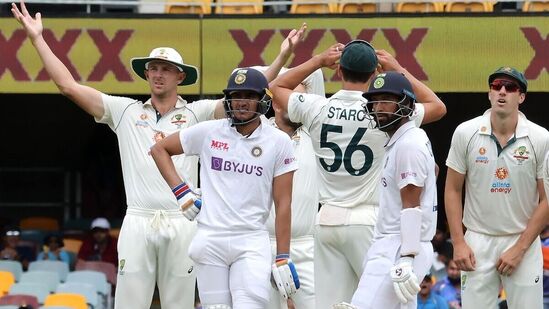 ಮೊದಲ ಟೆಸ್ಟ್‌ಗೆ ಆಸ್ಟೇಲಿಯಾ ತಂಡ: ಉಸ್ಮಾನ್ ಖವಾಜಾ, ನಾಥನ್ ಮೆಕ್‌ಸ್ವೀನಿ, ಮಾರ್ನಸ್ ಲಾಬುಶೇನ್, ಸ್ಟೀವ್ ಸ್ಮಿತ್, ಟ್ರಾವಿಸ್ ಹೆಡ್, ಮಿಚೆಲ್ ಮಾರ್ಷ್, ಅಲೆಕ್ಸ್ ಕ್ಯಾರಿ (ವಿಕೆಟ್‌ ಕೀಪರ್), ಮಿಚೆಲ್ ಸ್ಟಾರ್ಕ್, ಪ್ಯಾಟ್ ಕಮಿನ್ಸ್ (ನಾಯಕ), ನಾಥನ್ ಲಿಯಾನ್, ಜೋಶ್ ಹ್ಯಾಜಲ್‌ವುಡ್.