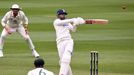 India vs Australia Test: ಆದರೆ ರಿಷಭ್ ಪಂತ್ 37 ಮತ್ತು ನಿತೀಶ್ ಕುಮಾರ್ 41 ರನ್ ಗಳಿಸಿ 100ರ ಒಳಗೆ ಕುಸಿಯದಂತೆ ನೋಡಿಕೊಂಡರು. ಪರಿಣಾಮ ಭಾರತ ಮೊದಲ ಇನ್ನಿಂಗ್ಸ್​​ನಲ್ಲಿ 150 ರನ್ ಗಳಿಸಿ ಆಲೌಟ್ ಆಯಿತು.