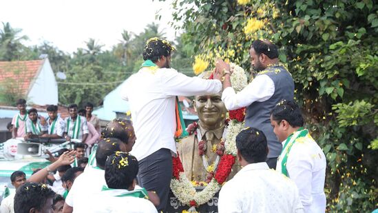 ಈಗಾಗಲೇ ಚಿತ್ರರಂಗವನ್ನೂ ಎಂಟು ವರ್ಷದ ಹಿಂದೆ ಪ್ರವೇಶಿಸಿ &nbsp;ಜಾಗ್ವರ್‌, ರೈಡರ್‌, ಕುರುಕ್ಷೇತ್ರ, ಸೀತಾರಾಮಕಲ್ಯಾಣ ಸಹಿತ ನಾಲ್ಕು ಚಿತ್ರ ಮಾಡಿರುವ ನಿಖಿಲ್‌ ಅವರ ಯದುವೀರ್‌ ಚಿತ್ರ ಇನ್ನೂ ಚಿತ್ರೀಕರಣ ಬಾಕಿಯಿದೆ. ಅಲ್ಲಿ ಅವರು ತೊಡಗಿಸಿಕೊಳ್ಳುವ ಸಾಧ್ಯತೆಗಳಿವೆ.&nbsp;