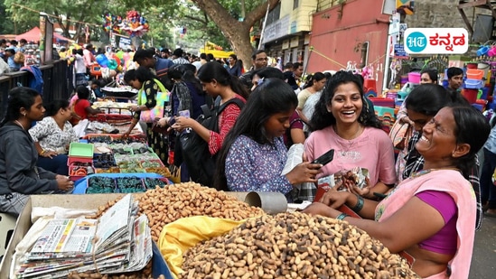 ಬೆಂಗಳೂರಿನ ಬಸವನಗುಡಿ ಕಡಲೆಕಾಯಿ ಪರಿಷೆ ಇಂದು ಮತ್ತು ನಾಳೆ ನಡೆಯುತ್ತಿರುವುದಾದರೂ, ಶುಕ್ರವಾರದಿಂದಲೇ ರಾಮಕೃಷ್ಣ ಆಶ್ರಮ ವೃತ್ತದಿಂದ ಬ್ಯೂಗಲ್‌ರಾಕ್ ತನಕವೂ ರಸ್ತೆ ಬದಿ ಕಡಲೆಕಾಯಿ ಮತ್ತು ಆಟಸಾಮಗ್ರಿ, ಹೆಣ್ಮಕ್ಕಳ ಅಲಂಕಾರ ವಸ್ತುಗಳ ಮಾರಾಟ, ತಿಂಡಿ ತಿನಿಸುಗಳ ಮಾರಾಟ ಜೋರಾಗಿದೆ.&nbsp;