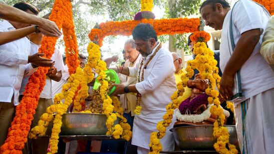 ಬೆಂಗಳೂರಿನ ಬಸವನಗುಡಿಯ ಕಡಲೆಕಾಯಿ ಪರಿಷೆಯ ಇತಿಹಾಸವು ಆಸಕ್ತಿಕರ ಕಥೆಯಗಳ ಜೊತೆ ಬೆಸೆದುಕೊಂಡಿದೆ. ಕಡಲೆಕಾಯಿ ಖರೀದಿಸಿ ಖುಷಿಪಡುವವರ ಸಂಖ್ಯೆ ಅಧಿಕ. ಈ ಬಾರಿ ಕಡಲೆಕಾಯಿ ತುಲಾಭಾರವೂ ಗಮನ ಸೆಳಯಿತು,