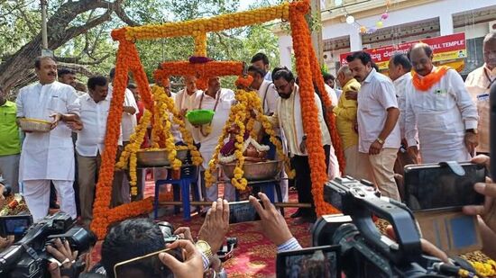 ಬೆಂಗಳೂರಿನ ‌ಪ್ರಖ್ಯಾತ ಬಸವನಗುಡಿ ಕಡಲೆಕಾಯಿ ಪರಿಷೆಗೆ ಇಂದು ಚಾಲನೆ ನೀಡಿ, ಬಸವಣ್ಣನಿಗೆ ಕಡಲೆಕಾಯಿ ತುಲಾಭಾರ ನೆರವೇರಿಸಿದ ಡಿಸಿಎಂ ಡಿ.ಕೆ.ಶಿವಕುಮಾರ್‌.