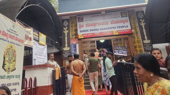 ಬಸವನಗುಡಿಯ ಪ್ರಖ್ಯಾತ ದೊಡ್ಡ ಗಣಪತಿ ದೇವಸ್ಥಾನದಲ್ಲಿ ಕಡಲೆಕಾಯಿ ಪರಿಷೆ ವೇಳೆಯೇ ಜಾತ್ರೆ ನಡೆಯುವುದರಿಂದ ಹೆಚ್ಚಿನ ಭಕ್ತಾದಿಗಳು ಭಾಗಿಯಾಗಿದ್ದಾರೆ.