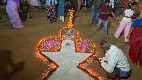 ಮೈಸೂರಿನ ಹಿನಕಲ್‌ನಲ್ಲೂ ಕಾರ್ತಿಕ ಸೋಮವಾರದ ಅಂಗವಾಗಿ ವಿಭಿನ್ನವಾಗಿ ದೀಪೋತ್ಸವ ನಡೆಯಿತು.