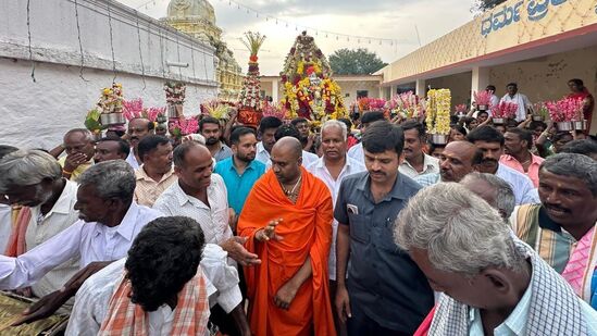 ತುಮಕೂರು ಜಿಲ್ಲೆಯ &nbsp;ಮಧುಗಿರಿ ಕೊಂಡವಾಡಿ ಚೌಡೇಶ್ವರಿ ದೇವಾಲಯದ ಕಾರ್ತಿಕ ದೀಪೋತ್ಸವ ಅಂಗವಾಗಿ ದೇವರ ಮೆರವಣಿಗೆ ನಡೆಯಿತು,