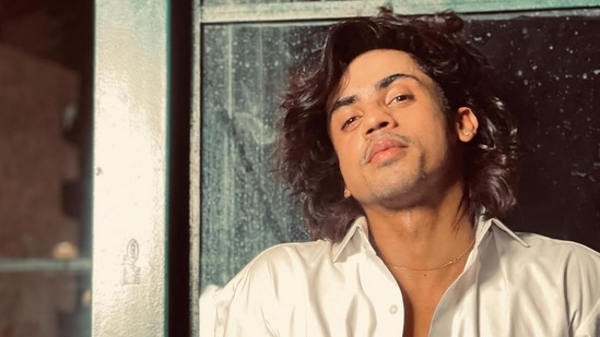 ಸೆಟ್‌ ಕೂಡ ತುಂಬಾ ಚೆನ್ನಾಗಿದೆ. ಅರಮನೆಯ ಸೌಂದರ್ಯದಂತೆ ಕಾಣುವ ಸೆಟ್‌ನಲ್ಲಿ ಫೋಟೋಶೂಟ್‌ ಮಾಡಿಸಿಕೊಂಡಿದ್ದಾರೆ. ಲೈಟಿಂಗ್ಸ್ ಹೆಚ್ಚಿನ ಗಮನ ಸೆಳೆದಿದೆ.&nbsp;