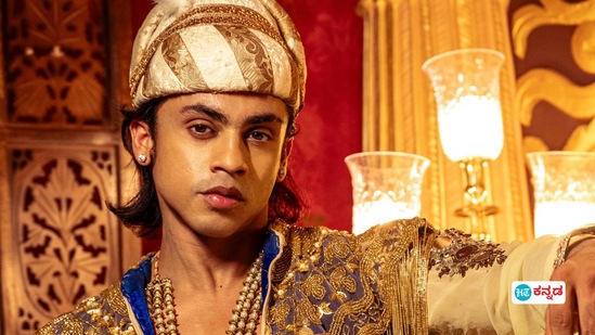 ಹಂಚಿಕೊಂಡ ಫೋಟೋಗಳಲ್ಲಿ ರಾಜನಂತೆ ಗಾಂಭೀರ್ಯದಿಂದ ಇದ್ದಾರೆ. ರಾಜ ಪೋಷಾಕಿನಲ್ಲೇ ಫೋಟೋ ತೆಗೆಸಿಕೊಂಡಿದ್ದಾರೆ.&nbsp;