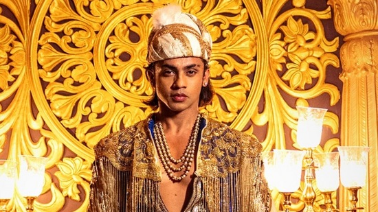 ಸಿಂಹಾಸನದಲ್ಲಿ ಕೂತ ರಾಜನಂತೆ ಇವರು ಕಂಗೊಳಿಸುತ್ತಿದ್ದಾರೆ. ಹ್ಯಾಂಡ್ಸಮ್ ಆಗಿರುವ ಕಾರಣ ಸಾಕಷ್ಟು ಹುಡುಗಿಯರು ಇವರ ಫೋಟೋಗಾಗಿ ಕಾಯುತ್ತಿರುತ್ತಾರೆ.&nbsp;