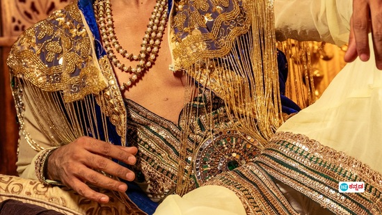 ಸಂಪೂರ್ಣ ಬಿಳಿ ಬಣ್ಣದ ಬಟ್ಟೆ ಅದಕ್ಕೆ ನೀಲಿ ಬಣ್ಣದ ಕಲರ್ ಟಚ್ ಹಾಗೂ ಮೈತುಂಬಾ ಝರಿ ವರ್ಕ್‌ ಇರುವ ವಸ್ತ್ರಾಭರಣಗಳನ್ನು ಧರಿಸಿದ್ದಾರೆ