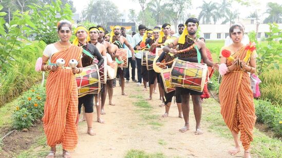 ಮಂಡ್ಯ, ಮೈಸೂರು ಹಾಗೂ ಚಾಮರಾಜನಗರ ಜಿಲ್ಲೆಯ ವಲಯದ ರೈತರಿಗಾಗಿ ಮಂಡ್ಯದ &nbsp;ವಿ.ಸಿ ಫಾರಂ ವಲಯ ಕೃಷಿ ಸಂಶೋಧನಾ ಕೇಂದ್ರದಲ್ಲಿ ನವೆಂಬರ್ 26 ಮತ್ತು 27ನೇ ರಂದು ಕೃಷಿ ಮೇಳವನ್ನು ಹಮ್ಮಿಕೊಳ್ಳಲಾಗಿದ್ದು, ಉದ್ಘಾಟನಗೆ ಆಗಮಿಸಿದ ಗಣ್ಯರನ್ನು ವಿಭಿನ್ನವಾಗಿ ವಿದ್ಯಾರ್ಥಿಗಳು ಬರ ಮಾಡಿಕೊಂಡರು,