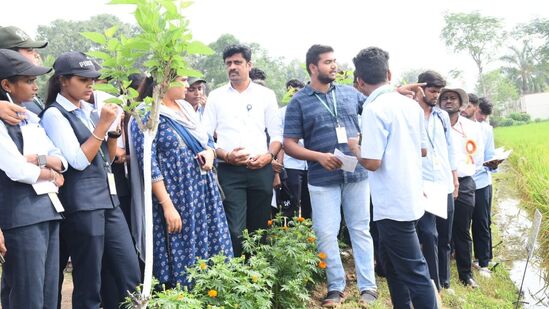 ನೀರು ನಿರ್ವಹಣಾ ತಂತ್ರಜ್ಞಾನದಡಿ ದೂರ ಸಂವೇದಿ ನೀರಾವರಿ ಪದ್ಧತಿ, ವಿವಿಧ ಬೆಳೆಗಳಲ್ಲಿ ನೀರು ಉಳಿತಾಯ ಪದ್ಧತಿ ಪ್ರಾತ್ಯಕ್ಷಿಕೆ, ಸ್ವಯಂ ಚಾಲಿತ ಹನಿ ನೀರಾವರಿ ಪದ್ಧತಿ ಪ್ರಾತ್ಯಕ್ಷಿಕೆಗಳಿದ್ದು, ಇದನ್ನು ವಿದ್ಯಾರ್ಥಿಗಳು ಕುತೂಹಲವಿಂದ ವೀಕ್ಷಿಸಿ ಮಾಹಿತಿ ಪಡೆಯುತ್ತಿದ್ದಾರೆ.