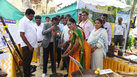 3 ಜಿಲ್ಲೆಗಳ ಸ್ಥಳ ಆಧಾರಿತ ಕೃಷಿ ತಾಂತ್ರಿಕತೆಗಳ ಪ್ರಾತ್ಯಾಕ್ಷಿಕೆಗಳನ್ನು ಮೇಳದಲ್ಲಿ ಆಯೋಜಿಸಲಾಗಿದ್ದು, ಮೇಳದಲ್ಲಿ ಭತ್ತ ಕುಟ್ಟುವ ಮೂಲಕ ವಸ್ತು ಪ್ರದರ್ಶನಕ್ಕೆ ಕುಲಪತಿ ಡಾ.ಸುರೇಶ್‌ ಚಾಲನೆ ಕೊಟ್ಟರು.