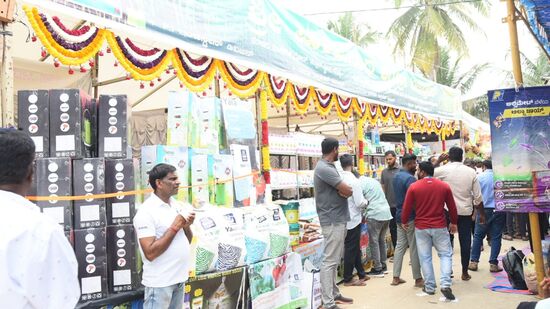 &nbsp;ಕೃಷಿ ಮೇಳದಲ್ಲಿ ಕೃಷಿ ಹಾಗೂ ಕೃಷಿ ಉಪಕರಣಗಳ ಬಗ್ಗೆ ಮಾಹಿತಿ ನೀಡಲಾಗುತ್ತದೆ. ಮೇಳದಲ್ಲಿ ಒಟ್ಟು 200 ಮಳಿಗೆಗಳನ್ನು ತೆರೆಯಲಾಗಿದೆ. ಅದರಲ್ಲಿ ಬ್ಯಾಂಕ್ ವತಿಯಿಂದ ರೈತರಿಗೆ ಮಾಹಿತಿ ನೀಡಲಾಗುತ್ತದೆ. 25 ಸಂಶೋಧಕರು ವಿಶ್ವ ವಿದ್ಯಾನಿಲಯದ ವತಿಯಿಂದ ಒಟ್ಟು 20 ಮಳಿಗೆಗಳಲ್ಲಿ ರೈತರಿಗೆ ಮಾಹಿತಿ ನೀಡುತ್ತಾರೆ. ಜೊತೆಗೆ ಸ್ವಸಹಾಯ ಸಂಘ, ನರ್ಸರಿ, ಸೀಡ್ಸ್ ಕಂಪನಿ, ಸ್ವಂತ ಉದ್ಯಮ ಮಾಡುತ್ತಿರುವ ರೈತರು, ನೂತನ ಕೃಷಿ ಪರಿಕರಗಳು ಪ್ರದರ್ಶನ ಹಾಗೂ ಮಾರಾಟಕ್ಕಿವೆ.