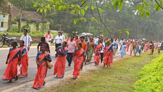 ಧರ್ಮಸ್ಥಳ ಲಕ್ಷದೀಪೋತ್ಸವ ಹಿನ್ನೆಲೆಯಲ್ಲಿ ದಕ್ಷಿಣ ಕನ್ನಡದ ಉಜಿರೆಯಿಂದ ಧರ್ಮಸ್ಥಳವರೆಗೂ ಪಾದಯಾತ್ರೆ ನಡೆಯಿತು.