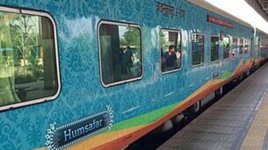 ಹಮ್ಸಫರ್ &nbsp;ಎಕ್ಸ್‌ಪ್ರೆಸ್(Humsafar Express)ಹಮ್ಸಫರ್ ಎಕ್ಸ್‌ಪ್ರೆಸ್ ಭಾರತದಲ್ಲಿನ ಆರನೇ ಅತಿ ಉದ್ದದ ರೈಲು ಮಾರ್ಗವನ್ನು ಒಳಗೊಂಡಿದೆ. ರೈಲು ತ್ರಿಪುರಾದ ಅಗರ್ತಲಾದಿಂದ ಕರ್ನಾಟಕದ ಬೆಂಗಳೂರು ಕಂಟೋನ್ಮೆಂಟ್‌ಗೆ ಚಲಿಸುತ್ತದೆ. ನೈಸರ್ಗಿಕ ಸೌಂದರ್ಯದ ಮಾರ್ಗಗಳಲ್ಲಿ ಸಂಚರಿಸುವ ಖುಷಿಯೇ ಬೇರೆ. ಪ್ರಯಾಣವನ್ನು ಇಷ್ಟಪಡುವ ಜನರಿಗೆ ಎಕ್ಸ್‌ಪ್ರೆಸ್ ಉತ್ತಮ ಆಯ್ಕೆಯಾಗಿದೆ. ರೈಲು 3,599 ಕಿಮೀ ದೂರವನ್ನು ಕ್ರಮಿಸುತ್ತದೆ. ಅದರ ನಿಗದಿತ ಸ್ಥಳಗಳನ್ನು ಕ್ರಮಿಸಲು 65 ಗಂಟೆಗಳನ್ನು ತೆಗೆದುಕೊಳ್ಳುತ್ತದೆ. ರೈಲು ವಾರಕ್ಕೊಮ್ಮೆ ಚಲಿಸುತ್ತದೆ ಮತ್ತು ತ್ರಿಪುರಾ ಮತ್ತು ಕರ್ನಾಟಕವನ್ನು ಹೊರತುಪಡಿಸಿ ಹಲವಾರು ರಾಜ್ಯಗಳನ್ನು ಸಂಪರ್ಕಿಸಲಿದೆ.&nbsp;&nbsp;