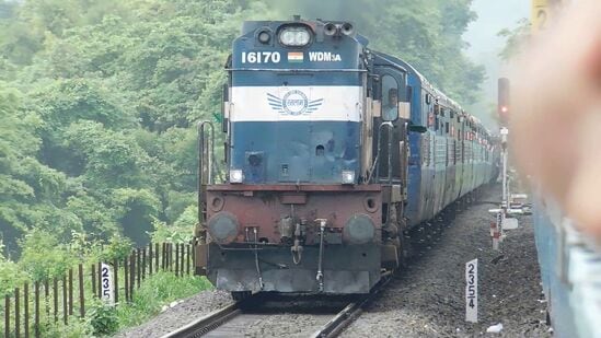 ಕೊಚುವೇಲಿ ಎಕ್ಸ್‌ಪ್ರೆಸ್(Kochuveli Express)-ಒಂಬತ್ತನೇ ಸ್ಥಾನದಲ್ಲಿ, ನಾವು ಕೊಚುವೇಲಿ ಎಕ್ಸ್‌ಪ್ರೆಸ್ ರೈಲಿದೆ. ಇದು ಭಾರತದ ಅತಿ ಉದ್ದದ ರೈಲು ಮಾರ್ಗಗಳಲ್ಲಿ ಸಂಚರಿಸುವ ರೈಲುಗಳಲ್ಲಿ ಒಂದಾಗಿದೆ. ರೈಲು ಕೇರಳದ ಕೊಚುವೇಲಿಯಿಂದ ಉತ್ತರಾಖಂಡದ ಡೆಹ್ರಾಡೂನ್‌ಗೆ ಪ್ರಯಾಣಿಸುತ್ತದೆ. ಇದು 52 ಗಂಟೆ 30 ನಿಮಿಷಗಳನ್ನು ತೆಗೆದುಕೊಳ್ಳುತ್ತದೆ ಮತ್ತು 3,110 ಕಿಮೀ ದೂರವನ್ನು ಕ್ರಮಿಸುತ್ತದೆ. ಇದು ವಾರಕ್ಕೊಮ್ಮೆ ಚಲಿಸುವ ರೈಲು ಕೂಡ ಆಗಿದೆ.