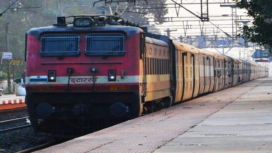 ತಮಿಳುನಾಡು ಟೆನ್‌ ಜಮ್ಮು ಎಕ್ಸ್‌ಪ್ರೆಸ್( Jammu Express)-ತಮಿಳುನಾಡಿನಿಂದ ಜಮ್ಮು ಮತ್ತು ಕಾಶ್ಮೀರಕ್ಕೆ ಚಲಿಸುವ ಹಿಮ್ಸಾಗರ್ ಎಕ್ಸ್‌ಪ್ರೆಸ್‌ನಂತೆಯೇ, ಭಾರತದ ಅತಿ ಉದ್ದದ ರೈಲು ಮಾರ್ಗಗಳ ಪಟ್ಟಿಯಲ್ಲಿ ನಾಲ್ಕನೆಯದು ಸಹ ಪ್ರಾರಂಭ ಮತ್ತು ಕೊನೆಯಲ್ಲಿ ಅದೇ ಸ್ಥಳಗಳನ್ನು ಹಂಚಿಕೊಳ್ಳುತ್ತದೆ. ನಿಲುಗಡೆಗಳು ಮಾತ್ರ ವಿಭಿನ್ನವಾಗಿವೆ ಹತ್ತು ಜಮ್ಮು ಎಕ್ಸ್‌ಪ್ರೆಸ್. ಈ ರೈಲು ತಮಿಳುನಾಡಿನ ತಿರುನೆಲ್ವೇಲಿ ಜಂಕ್ಷನ್‌ನಿಂದ &nbsp;ಜಮ್ಮು ಮತ್ತು ಕಾಶ್ಮೀರದ ಶ್ರೀ ಮಾತಾ ವೈಷ್ಣೋದೇವಿ ಕತ್ರಕ್ಕೆ ಚಲಿಸುತ್ತದೆ ಮತ್ತು 71 ಗಂಟೆ 20 ನಿಮಿಷಗಳನ್ನು ತೆಗೆದುಕೊಳ್ಳುತ್ತದೆ. ತೆಗೆದುಕೊಂಡ ಸಮಯವು ಹೆಚ್ಚು ಇರಬಹುದು ಆದರೆ ಇದು ತುಲನಾತ್ಮಕವಾಗಿ ಕಡಿಮೆ ಎನ್ನಬಹುದಾದ 3,642 ಕಿಮೀ ದೂರವನ್ನು ಕ್ರಮಿಸುತ್ತದೆ.