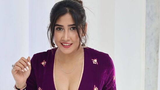 Sofia Ansari Photos: &nbsp;ಭಾರತದಲ್ಲಿ ಈಗ ಗೂಗಲ್‌ ಸರ್ಚ್‌ನಲ್ಲಿ ಟ್ರೆಂಡಿಂಗ್‌ನಲ್ಲಿರುವ ವಿಷಯಗಲLಲ "ಸೋಫಿಯಾ ಅನ್ಸಾರಿ" ಕೂಡ ಒಬ್ಬರು. ಇನ್‌ಸ್ಟಾಗ್ರಾಂನಲ್ಲಿ ಅಪಾರ ಅಭಿಮಾನಿಗಳನ್ನು ಹೊಂದಿರುವ ಇವರು ಫೇಮ್ ಹೌಸ್ (2020), ರವ್ನೀತ್ ಸಿಂಗ್: ಬಿಲ್ಲೋಸ್ ಟೌನ್ (2021) ಮತ್ತು ವಹಾಲ್ ನೋ ಡಾರಿಯೊ (2020) ಸೇರಿದಂತೆ ಹಲವು ವೆಬ್‌ ಸರಣಿಗಳಲ್ಲಿ ನಟಿಸಿದ್ದಾರೆ.&nbsp;