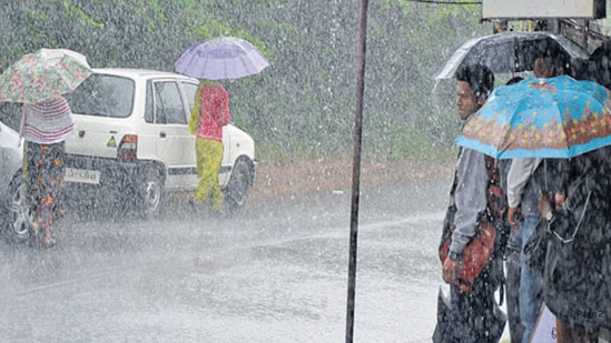 ಕೊಡಗಿನಲ್ಲಿ ಭಾರೀ ಮಳೆಯಿಂದ ಮಂಗಳವಾರದಂದು ಶಾಲಾ ಕಾಲೇಜುಗಳಿಗೆ ರಜೆ ಘೋಷಣೆ ಮಾಡಲಾಗಿದೆ.