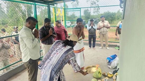 ಮೈಸೂರು ವೃತ್ತ ಅರಣ್ಯ ಸಂರಕ್ಷಣಾಧಿಕಾರಿ ಡಾ.ಮಾಲತಿ ಪ್ರಿಯಾ ಅವರು ಬಂಡೀಪುರದಲ್ಲಿ ಆರಂಭಿಸಿರುವ ಶ್ವಾನ ದಳ ತರಬೇತಿ ಕೇಂದ್ರಕ್ಕೆ ಪೂಜೆ ಸಲ್ಲಿಸಿ ಚಾಲನೆ ನೀಡಿದರು.