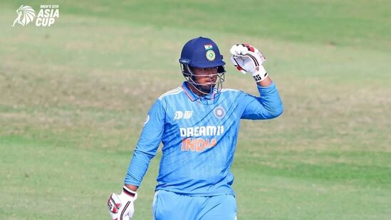 ಫೈನಲ್ ಪಂದ್ಯಕ್ಕೂ ಮುನ್ನ 13ರ ಹರೆಯದ ವೈಭವ್ ಸೂರ್ಯವಂಶಿ ಭಾರತದ ಪರ ಅತಿ ಹೆಚ್ಚು ರನ್ ಗಳಿಸಿದ ಎರಡನೇ ಆಟಗಾರ ಎನಿಸಿಕೊಂಡಿದ್ದಾರೆ. 4 ಇನ್ನಿಂಗ್ಸ್ಗಳಲ್ಲಿ 2 ಅರ್ಧಶತಕ, 55.66 ಸರಾಸರಿಯಲ್ಲಿ 167 ರನ್ ಗಳಿಸಿದ್ದಾರೆ. ಔಟಾಗದೆ 76 ರನ್ ಗಳಿಸಿದ್ದು ಗರಿಷ್ಠ ಸ್ಕೋರ್ ಆಗಿದೆ. ಸ್ಟ್ರೈಕ್ ರೇಟ್ 146.49. ವೈಭವ್ ಭಾರತ ಪರ 12 ಸಿಕ್ಸರ್ ಬಾರಿಸಿದ್ದಾರೆ. <p>ಫೈನಲ್ ಪಂದ್ಯಕ್ಕೂ ಮುನ್ನ 13ರ ಹರೆಯದ ವೈಭವ್ ಸೂರ್ಯವಂಶಿ ಭಾರತದ ಪರ ಅತಿ ಹೆಚ್ಚು ರನ್ ಗಳಿಸಿದ ಎರಡನೇ ಆಟಗಾರ ಎನಿಸಿಕೊಂಡಿದ್ದಾರೆ. 4 ಇನ್ನಿಂಗ್ಸ್ಗಳಲ್ಲಿ 2 ಅರ್ಧಶತಕ, 55.66 ಸರಾಸರಿಯಲ್ಲಿ 167 ರನ್ ಗಳಿಸಿದ್ದಾರೆ. ಔಟಾಗದೆ 76 ರನ್ ಗಳಿಸಿದ್ದು ಗರಿಷ್ಠ ಸ್ಕೋರ್ ಆಗಿದೆ. ಸ್ಟ್ರೈಕ್ ರೇಟ್ 146.49. ವೈಭವ್ ಭಾರತ ಪರ 12 ಸಿಕ್ಸರ್ ಬಾರಿಸಿದ್ದಾರೆ.</p>