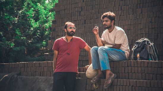 ನಿರ್ದೇಶಕರ ಹೇಳುವಂತೆ ನವೀನ್ ಶಂಕರ್ ಅವರ ಪಾತ್ರ ನಮ್ಮೆಲ್ಲರ ಒಳಗಿರುವ ಒಬ್ಬ ಮನುಷ್ಯನ ಕಥೆ ಹಾಗೂ ಭಾವನೆಗಳನ್ನು ಹೇಳುತ್ತದೆ. ಜೀವನದಲ್ಲಿ ನಮ್ಮ ಅಸ್ತ್ವಿತ್ವದ ಬಗ್ಗೆಯೇ ನಮಗೆ ಕಾಡುವ ಪ್ರಶ್ನೆಗಳು, ಪ್ರೀತಿ, ಆತ್ಮಾವಲೋಕನ ಹಾಗೂ ಬಾಂಧವ್ಯಗಳ ಸುತ್ತ ಈ ಸಿನಿಮಾ ಸಾಗುತ್ತದೆ. ನಿರ್ದೇಶಕರ ಹೇಳುವಂತೆ ನವೀನ್ ಶಂಕರ್ ಅವರ ಪಾತ್ರ ನಮ್ಮೆಲ್ಲರ ಒಳಗಿರುವ ಒಬ್ಬ ಮನುಷ್ಯನ ಕಥೆ ಹಾಗೂ ಭಾವನೆಗಳನ್ನು ಹೇಳುತ್ತದೆ. ಜೀವನದಲ್ಲಿ ನಮ್ಮ ಅಸ್ತ್ವಿತ್ವದ ಬಗ್ಗೆಯೇ ನಮಗೆ ಕಾಡುವ ಪ್ರಶ್ನೆಗಳು, ಪ್ರೀತಿ, ಆತ್ಮಾವಲೋಕನ ಹಾಗೂ ಬಾಂಧವ್ಯಗಳ ಸುತ್ತ ಈ ಸಿನಿಮಾ ಸಾಗುತ್ತದೆ. 