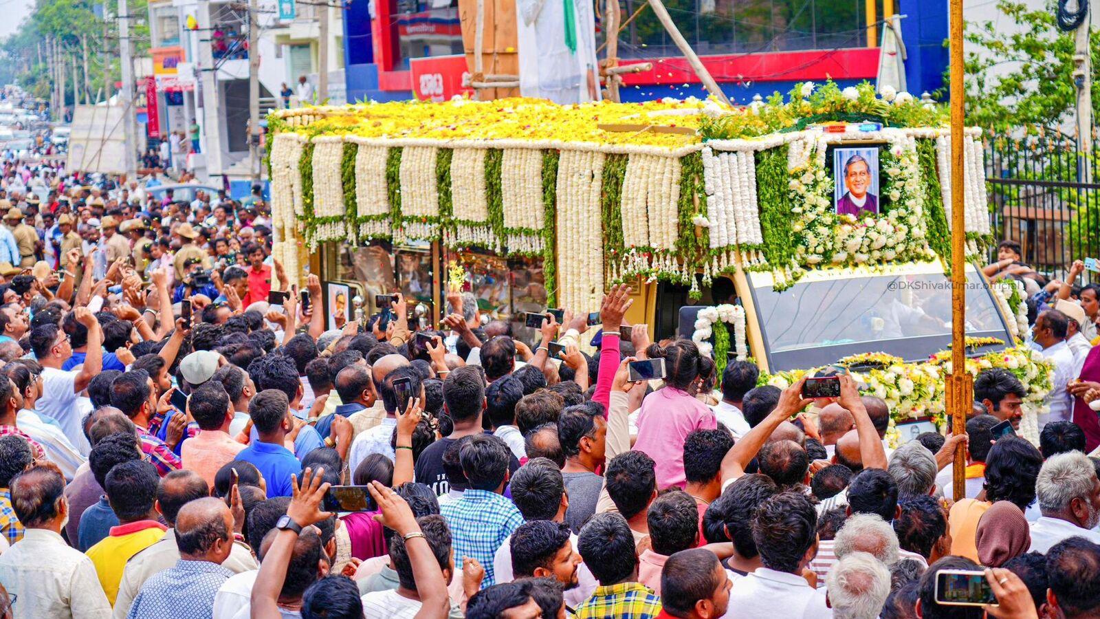 SM Krishna:ಅಜಾತಶತ್ರುವಿನ ಅಂತಿಮಯಾತ್ರೆ; ಬೆಂಗಳೂರು ಮೈಸೂರು ಮಾರ್ಗದುದ್ದಕ್ಕೂ ಕೃಷ್ಣರಿಗೆ ಅಭಿಮಾನದ ನಮನ ಸಲ್ಲಿಸಿದ ಜನತೆ