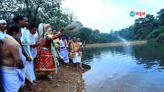 ಡಿಸೆಂಬರ್‌ 12, ಗುರುವಾರ ಕುಮಾಧಾರ ನದಿ ಬಳಿ ಮೀನುಗಳಿಗೆ ಅಕ್ಕಿ ಹಾಕುತ್ತಿರುವ ಪುರುಷರಾಯ ದೈವ