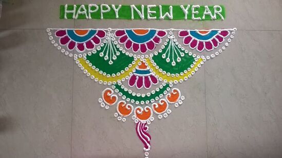 ಮೊದಲು ಅಡ್ಡಲಾಗಿ ಗೆರೆ ಹಾಕುವ ಮೂಲಕ ಆರಂಭಿಸಿರುವ ರಂಗೋಲಿ ಬಿಡಿಸಲು ಬಹಳ ಸುಲಭ. ಹೆಚ್ಚು ಸಮಯವೂ ಇಲ್ಲ, ಬಣ್ಣದ ರಂಗೋಲಿಯನ್ನೂ ಹಾಕಲೇಬೇಕು ಎಂದುಕೊಳ್ಳುವವರು ಈ ರಂಗೋಲಿ ಪ್ರಯತ್ನಸಿಬಹುದು.&nbsp;