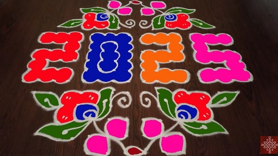 ಎಳೆ ರಂಗೋಲಿ ಬಿಡಿಸಲು ಬಾರದವರು ಈ ರೀತಿ ಚುಕ್ಕಿ ರಂಗೋಲಿ ಮೂಲಕ ಹೊಸ ವರ್ಷದ ಶುಭ ಕೋರಬಹುದು. ಮಕ್ಕಳು ಕೂಡಾ ಇದನ್ನೂ ಸುಲಭವಾಗಿ ಬಿಡಿಸಬಹುದು.&nbsp;