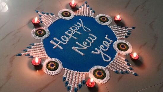 &nbsp;ಬಿಳಿ ಹಾಗೂ ನೀಲಿ ಕಾಂಬಿನೇಷನ್‌ನಲ್ಲಿ ಬಿಡಿಸಲಾದ ರಂಗೋಲಿ ಸಿಂಪಲ್‌ ಆಗಿದ್ದರೂ ಬಹಳ ಆಕರ್ಷಕವಾಗಿದೆ. ಸುತ್ತಲೂ ಇಡಲಾದ ದೀಪಗಳು ರಂಗೋಲಿಯ ಅಂದವನ್ನು ಇನ್ನಷ್ಟು ಹೆಚ್ಚಿಸಿದೆ.&nbsp;