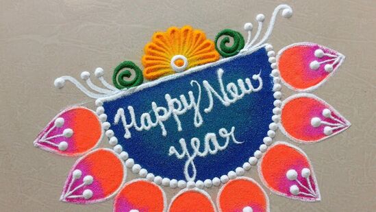 ಚಿಕ್ಕದಾದ ಚೊಕ್ಕದಾದ ಬಣ್ಣದ ರಂಗೋಲಿ, ಬಣ್ಣ ಕಡಿಮೆ ಇದ್ದರೂ ನೋಡಲು ಸುಂದರವಾಗಿದೆ. ಬಣ್ಣಗಳ ನಡುವೆ ಬಣ್ಣದ ಗ್ಲಿಟ್ಟರ್‌ಗಳನ್ನು ಹಾಕಿದರೆ ನೋಡಲು ಇನ್ನಷ್ಟು ಆಕರ್ಷಕವಾಗಿ ಕಾಣುತ್ತದೆ.&nbsp;