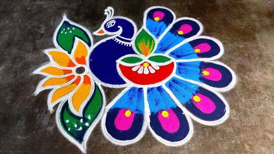 ಇದೂ ಕೂಡಾ ನವಿಲಿನ ರಂಗೋಲಿ. ಇದನ್ನೂ ಹೊಸ ವರ್ಷಕ್ಕೆ ಮಾತ್ರವಲ್ಲ ದೀಪಾವಳಿಗೆ ಕೂಡಾ ಬಿಡಿಸಬಹುದು.&nbsp;