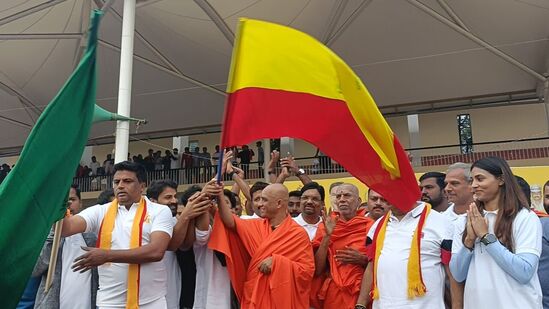 : 87ನೇ ಅಖಿಲ ಭಾರತ ಕನ್ನಡ ಸಾಹಿತ್ಯ ಸಮ್ಮೇಳನದ ನುಡಿ ಜಾತ್ರೆಗೆ ಸಕ್ಕರೆ ನಗರಿ ಮಂಡ್ಯ ಸಜ್ಜಾಗುತ್ತಿದ್ದು, ಸಮ್ಮೇಳನದ ಪ್ರಚಾರಕ್ಕಾಗಿ ಇಂದು ಕನ್ನಡಕ್ಕಾಗಿ ಓಟ ಎಂಬ ಘೋಷ ವಾಕ್ಯದೊಂದಿಗೆ ಮ್ಯಾರಥಾನ್ ಸ್ಪರ್ಧೆಗೆ ಗಣ್ಯರು ಚಾಲನೆ ನೀಡಿದರು.