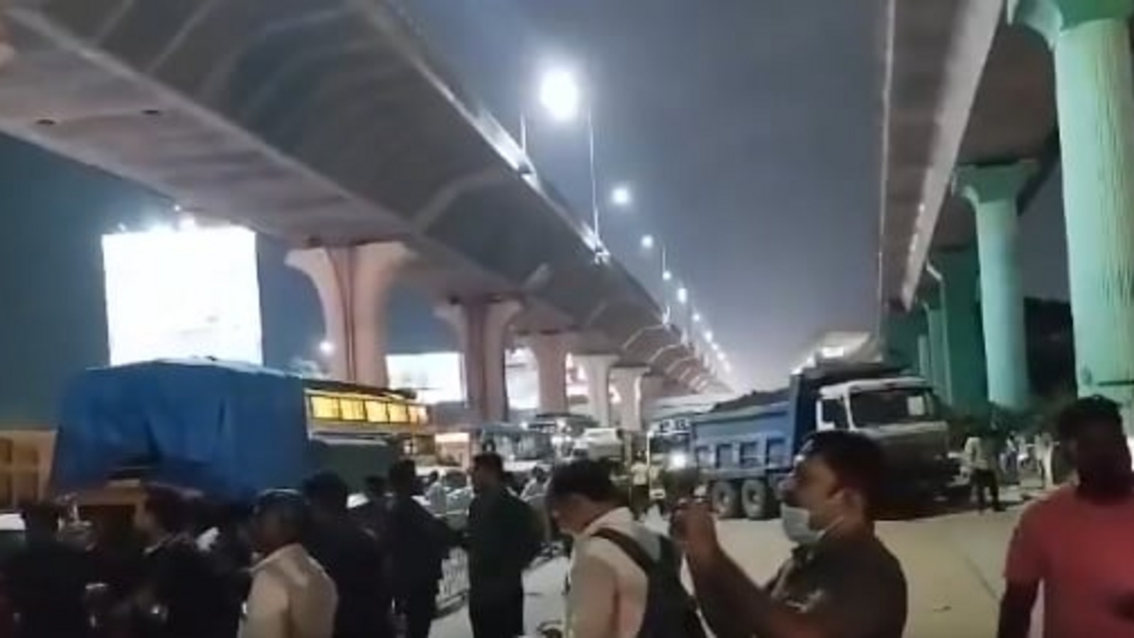 ಪೊಲೀಸರೊಂದಿಗೆ ಘರ್ಷಣೆ, ಬೆಂಗಳೂರು ನೈಸ್-ಹೊಸೂರು ರಸ್ತೆಯಲ್ಲಿ 16 ಚಕ್ರದ ಟ್ರಕ್ ಬಿಟ್ಟೋದ ಚಾಲಕ; ಆಮೇಲೆ ಏನಾಯ್ತು?