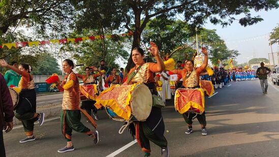 ಕನ್ನಡ ಸಾಹಿತ್ಯ ಸಮ್ಮೇಳನದ ಸರ್ವಾಧ್ಯಕ್ಷರ ಮೆರವಣಿಗೆಯಲ್ಲಿ ಡೊಳ್ಳು ಕುಣಿತದ ಮಹಿಳಾ ತಂಡದ ಸದಸ್ಯರ ಸಂಭ್ರಮ, ಸಡಗರ.