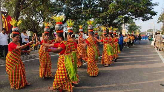 ಕನ್ನಡ ಸಾಹಿತ್ಯ ಸಮ್ಮೇಳನದ ಸರ್ವಾಧ್ಯಕ್ಷರ ಮೆರವಣಿಗೆಯಲ್ಲಿ ಜಾನಪದ ನೃತ್ಯ ಸಂಭ್ರಮ.