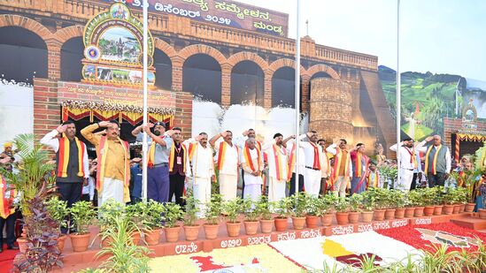 ಅಖಿಲ ಭಾರತ ಕನ್ನಡ ಸಾಹಿತ್ಯ ಸಮ್ಮೇಳನದ ಸರ್ವಾಧ್ಯಕ್ಷ ಹಿರಿಯ ಸಾಹಿತಿ ಗೊ. ರು. ಚನ್ನಬಸಪ್ಪ, ಎಂಎಲ್‌ಸಿ ದಿನೇಶ್ ಗೂಳಿಗೌಡ, ಚೆಸ್ಕಾಂ&nbsp;ಅಧ್ಯಕ್ಷರಾದ&nbsp;ರಮೇಶ್&nbsp;ಬಂಡಿ&nbsp;ಸಿದ್ದೇಗೌಡ, ಜಿಲ್ಲಾಧಿಕಾರಿ,&nbsp;ಜಿಲ್ಲಾ&nbsp;ಪೊಲೀಸ್&nbsp;ವರಿಷ್ಠಾಧಿಕಾರಿ,&nbsp;ಜಿಲ್ಲಾ&nbsp;ಪಂಚಾಯತ್&nbsp;ಮುಖ್ಯ&nbsp;ಕಾರ್ಯನಿರ್ವಾಕ&nbsp;ಅಧಿಕಾರಿ&nbsp;ಹಾಗೂ&nbsp;ಕನ್ನಡ&nbsp;ಸಾಹಿತ್ಯ&nbsp;ಪರಿಷತ್ತಿನ&nbsp;ಪದಾಧಿಕಾರಿಗಳು ಮತ್ತು ಸಮ್ಮೇಳನದ ಅತಿಥಿ ಅಭ್ಯಾಗತರು ಉಪಸ್ಥಿತರಿದ್ದರು