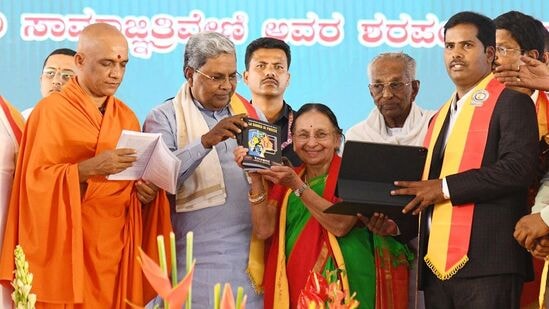 ಮಂಡ್ಯದಲ್ಲಿಆರಂಭಗೊಂಡ ಕನ್ನಡ ಸಾಹಿತ್ಯ ಸಮ್ಮೇಳನದಲ್ಲಿ ತ್ರಿವೇಣಿ ಅವರ ಶರಪಂಜರ ಕಾದಂಬರಿಯ ಇಟಲಿ ಭಾಷಾಂತರ ಕೃತಿಯನ್ನು ಸಿಎಂ ಸಿದ್ದರಾಮಯ್ಯ ಬಿಡುಗಡೆಗೊಳಿಸಿದರು.