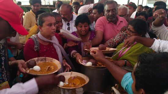 ಕೆಲವರು ತಾ ಮುಂದೆ ನಾ ಮುಂದು ಎಂದು ಮಾಂಸಾಹಾರವನ್ನು ಹಾಕಿಸಿಕೊಂಡು ಸವಿದರು. ಆದರೆ ಪೂರ್ತಿ ವಿತರಣೆ ಮಾಡುವ ಮುನ್ನವೇ ಆಹಾರದ ಡಬ್ಬಗಳನ್ನು ಪೊಲೀಸರು ವಶಕ್ಕೆ ಪಡೆದರು.