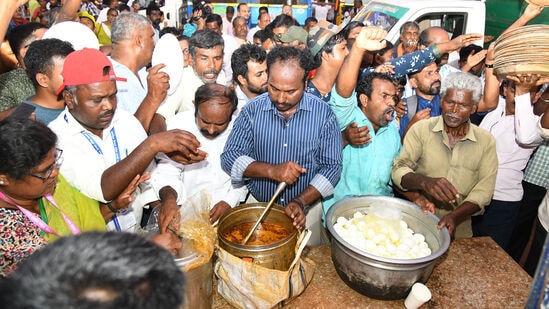 ಮಂಡ್ಯ ಸಾಹಿತ್ಯ ಸಮ್ಮೇಳನದಲ್ಲಿ ಬಾಡೂಟ ವಿತರಿಸಬೇಕು ಎನ್ನುವ ಬೇಡಿಕೆಯೊಂದಿಗೆ ಪ್ರಗತಿಪರ ಸಂಘಟನೆಗಳು ವಿಶಿಷ್ಟವಾಗಿ ಪ್ರತಿಭಟಿಸಿದರು.