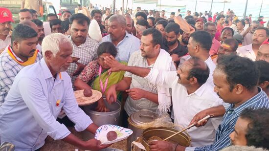 ಬಾಕ್ಸ್‌ಗಳಲ್ಲಿ ಮುದ್ದೆ, ಮಾಂಸಾಹಾರ, ಮೊಟ್ಟೆಗಳನ್ನು ತಂದು ಸಮ್ಮೇಳನ ನಡೆದ ಸ್ಥಳದಲ್ಲಿ ವಿತರಣೆ ಮಾಡಿದರು.ಹಲವರು ಮಾಂಸಾಹಾರ ಪಡೆದರು.